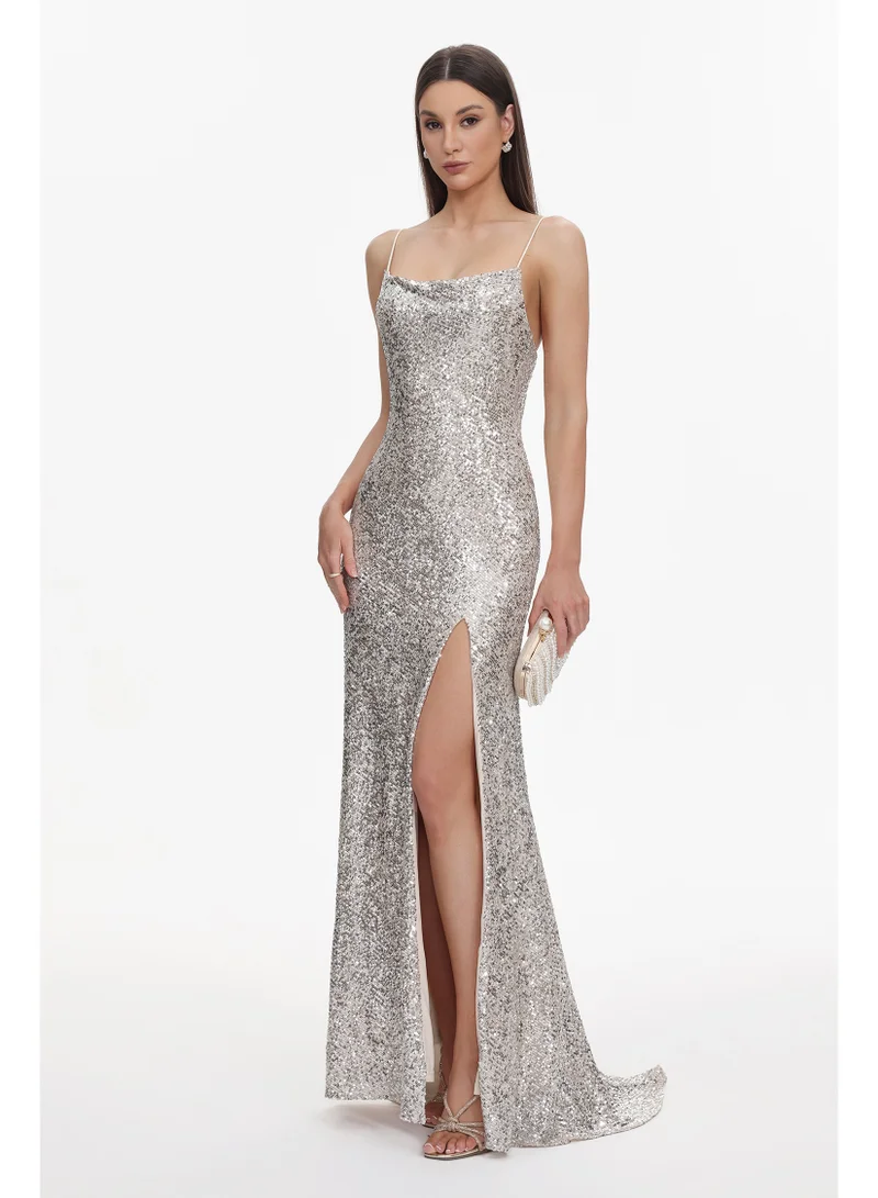 بيلا بارنيت فستان ماكسي لامع بدون أكمام بفتحة عالية مزين بالترتر من فاجرا، بتصميم أنيق وجذاب.